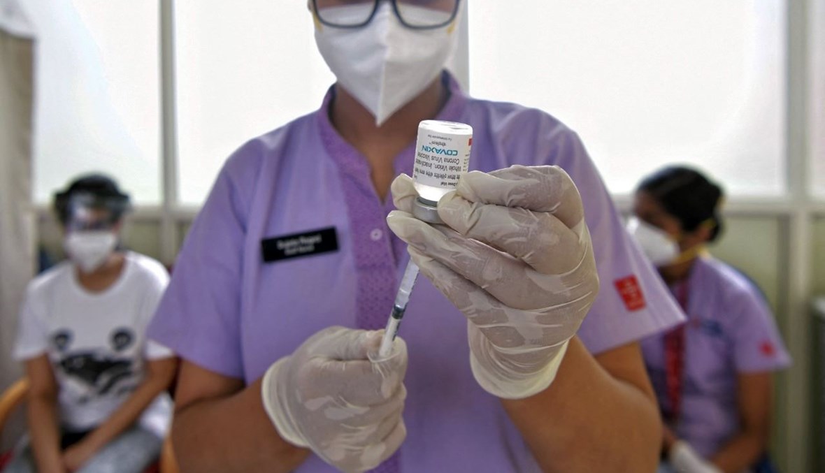 ممرضة تجهز حقنة بلقاح كورونا في مركز التطعيم في مستشفى مانيبال في بنغالور بالهند (18 حزيران 2021، أ ف ب).