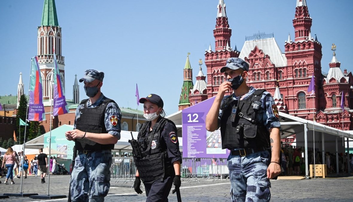 عناصر من الشرطة والحرس الوطني الروسي يمشون في الساحة الحمراء في وسط موسكو (18 حزيران 2021، ا ف ب). 