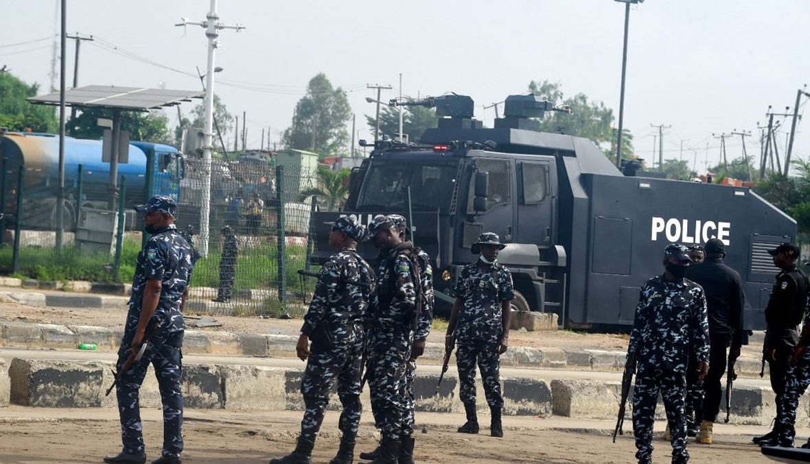 عناصر من شرطة مكافحة الشغب يطوقون طريقًا خلال تظاهرة في أوجوتا في لاغوس (12 حزيران 2021، أ ف ب). 