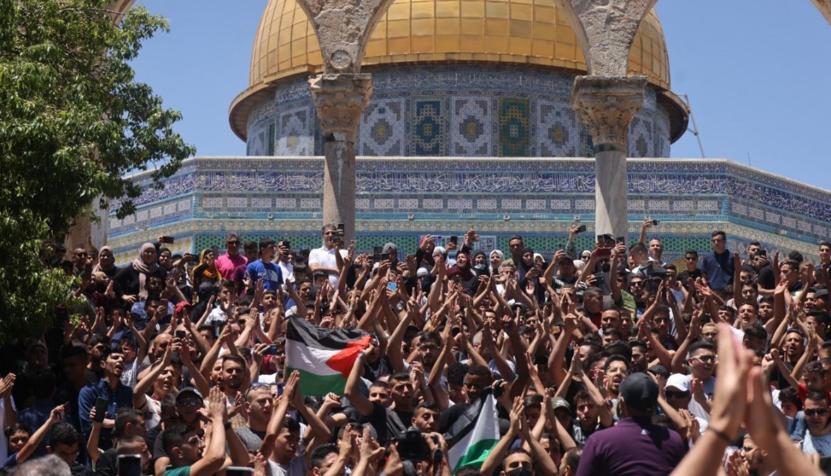 فلسطينيون يرددون شعارات خلال احتجاجهم عقب صلاة الجمعة في المسجد الأقصى بالقدس (18 حزيران 2021، أ ف ب).