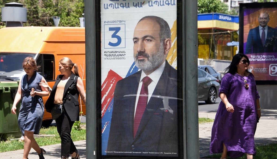 لافتة لحملة رئيس الوزراء نيكول باشينيان الانتخابية في يريفان (أ ف ب).