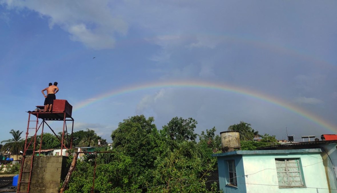 قوس قزح مزدوج يظهر في السماء فوق هافانا (12 حزيران 2021، أ ف ب). 