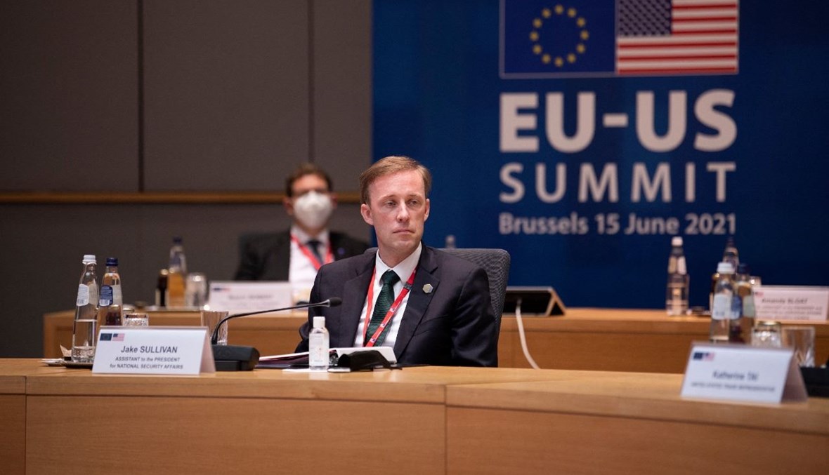 سوليفان يستمع الى بايدن في مقر الاتحاد الأوروبي في بروكسيل (15 حزيران 2021، أ ف ب). 