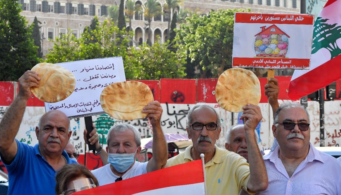 اعتصام امام السرايا للاتحاد الوطني للمستخدمين يعترض فيه المشاركون على مظاهر الاذلال اليومي التي تطاول اللبنانيين. (نبيل اسماعيل) 