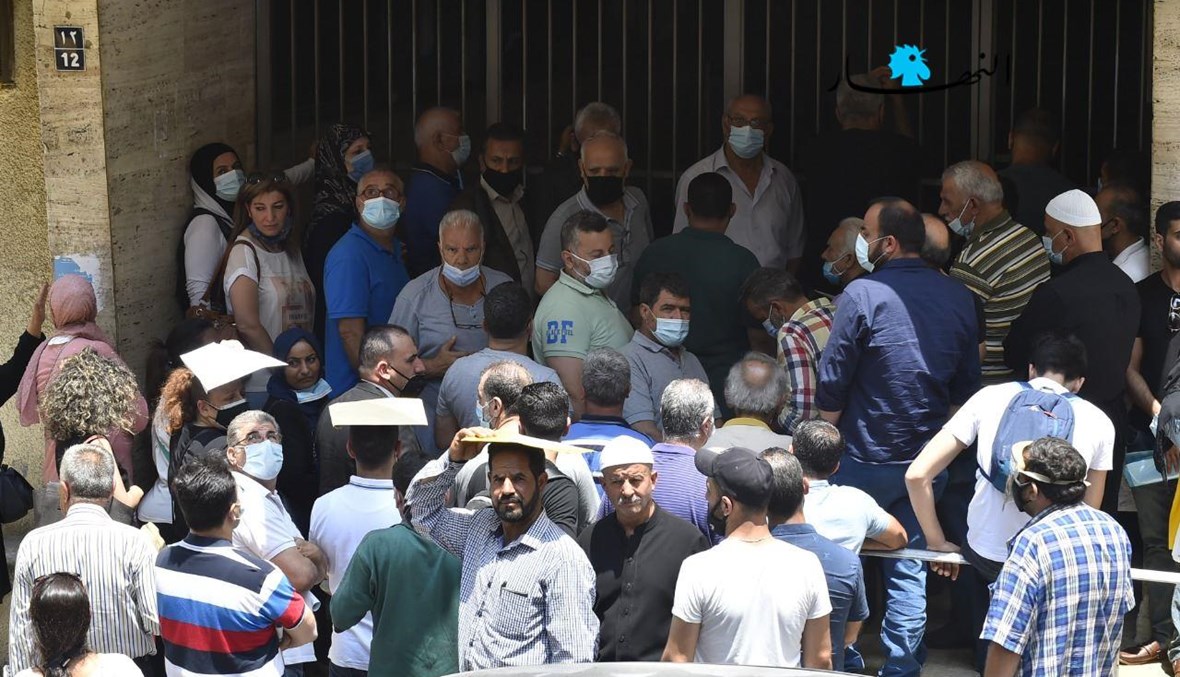 المواطنون أمام وزارة الخارجية في بيروت (تصوير حسام شبارو).