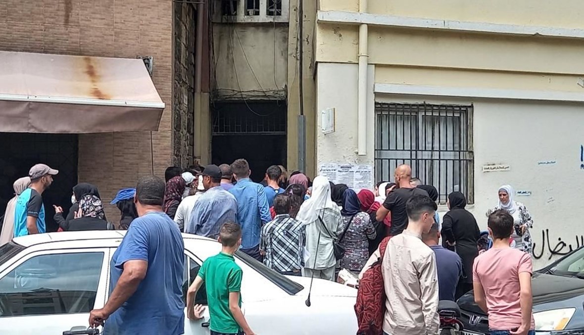 وعِدوا بحليب الأطفال فتسابقوا إلى طابور الذلّ... كرامة المواطن تهان مرتين