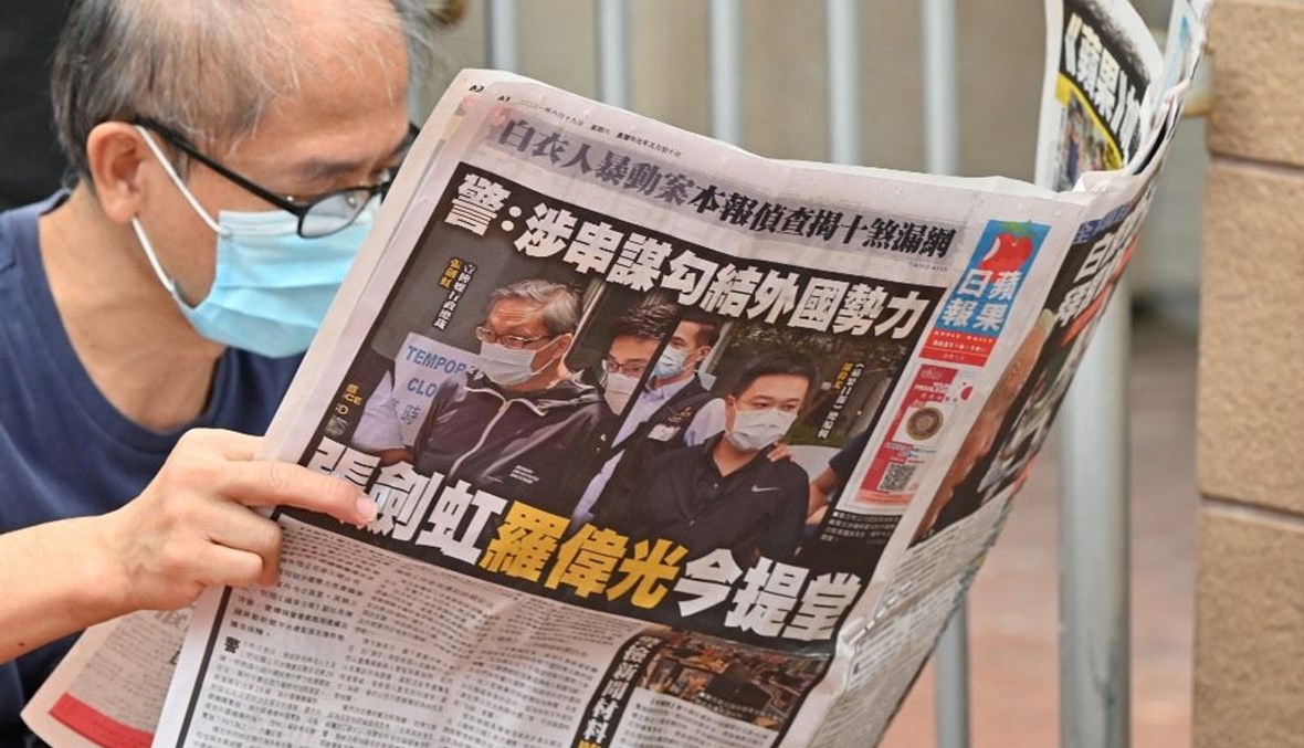 رجل يقرأ صحيفة في هونغ كونغ (تعبيرية- "أ ف ب").