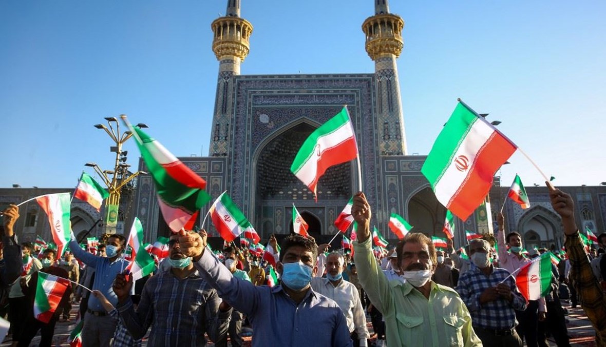 رقع الأعلام الإيرانية في الحرم الرضوي في مشهد المقدّسة (تعبيرية- "أ ف ب").