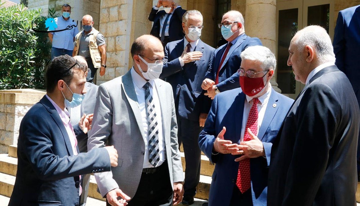 الوزراء أمام الجامعة الأميركية في بيروت (تصوير حسن عسل)