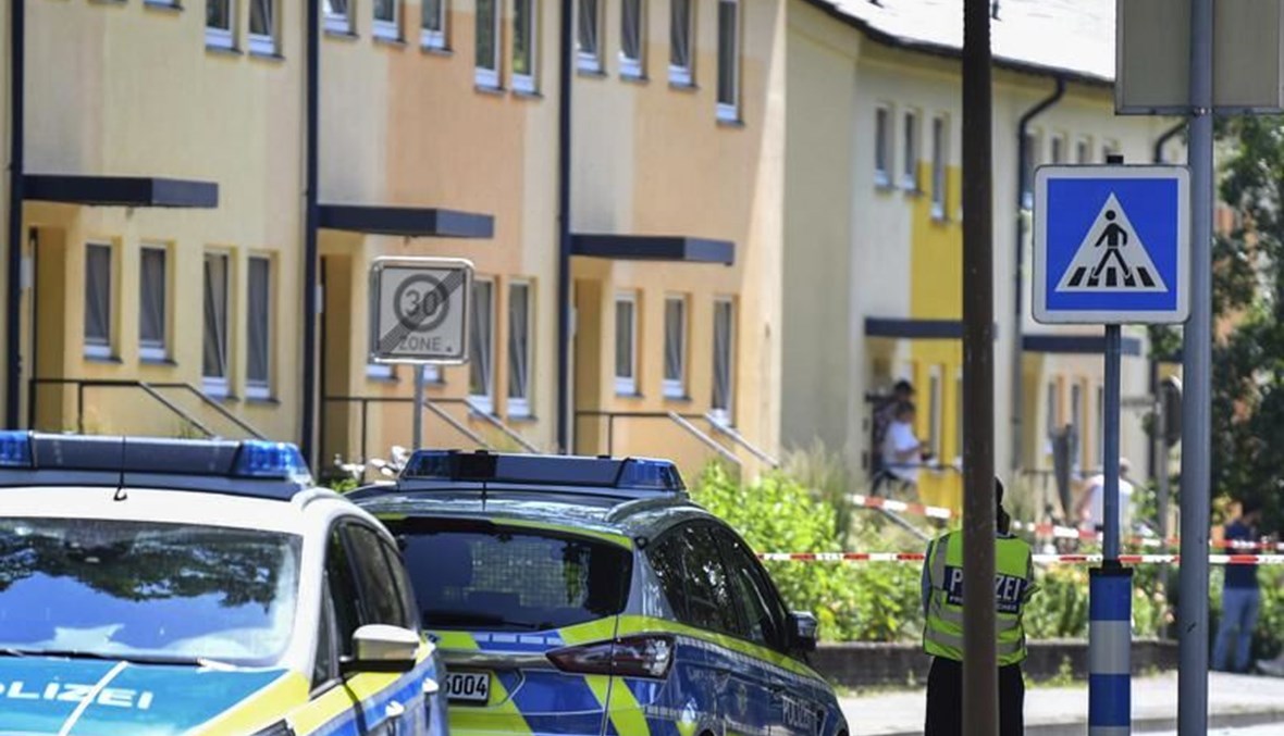 صورة تعبيرية- شرطيون يقفون أمام منزل في إسبيلكامب بألمانيا (17 حزيران 2021، أ ب). 
