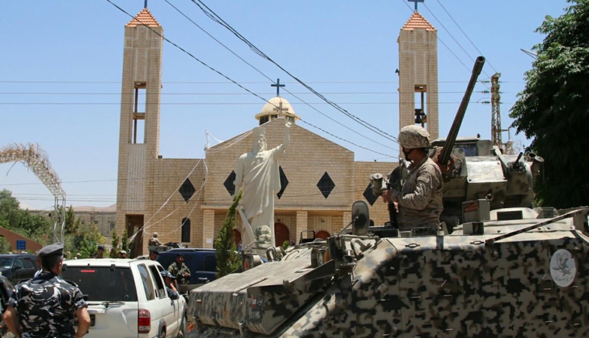عناصر من الجيش أمام كنيسة مار الياس في القاع التي شهدت التفجيرات الإرهابية (أرشيفية- أ ف ب)