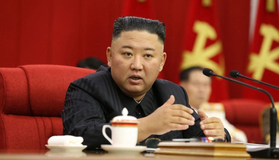 الزعيم الكوري الشمالي كيم جونغ أون يحضر الاجتماع العام للجنة المركزية الثامنة في حزب العمال الكوري في بيونغ يانغ (17 حزيران 2021، أ ف ب).