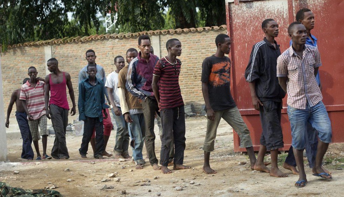 رجال ألقت قوات الأمن البوروندية القبض عليهم، للاشتباه في مشاركتهم في هجمات على أهداف عسكرية (12 ك1 2015، أ ب). 