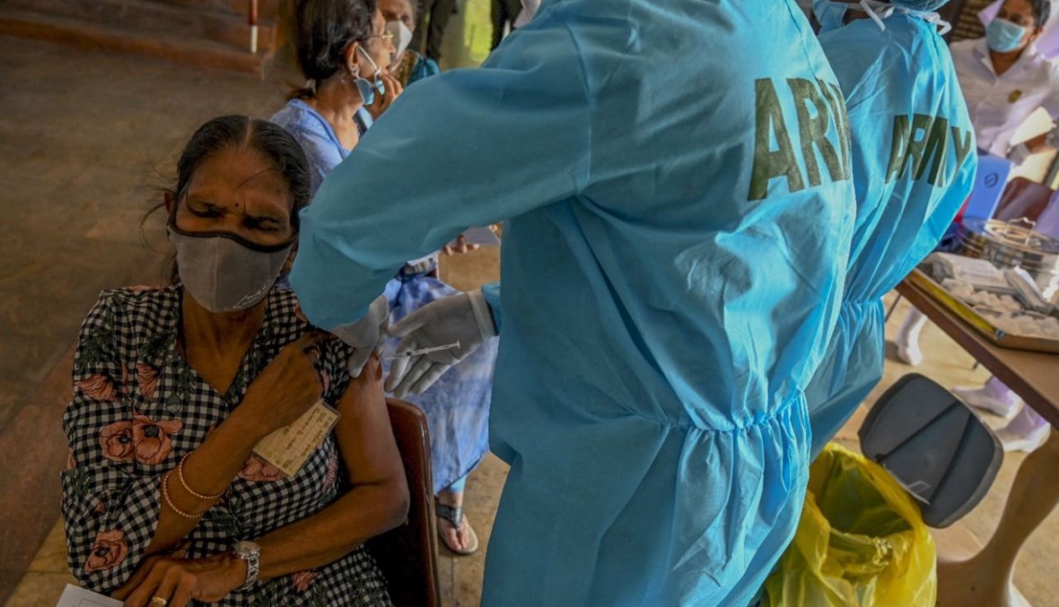 امرأة تتلقى لقاح كورونا في مركز تطعيم في كولومبو في سري لانكا (28 حزيران 2021، أ ف ب). 