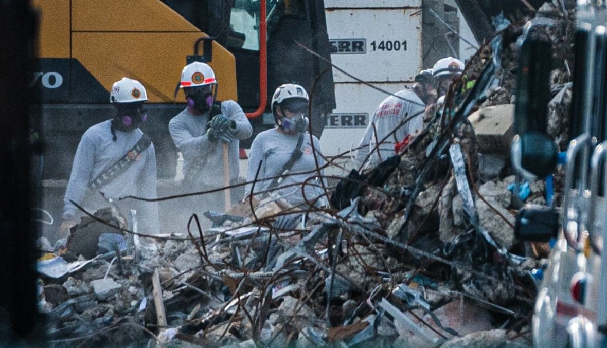 رجال الانقاذ يبحثون عن ناجين محتملين في انقاض المبنى المنهار جزئيًا في سيرفسايد بفلوريدا (28 حزيران 2021، ا ف ب). 