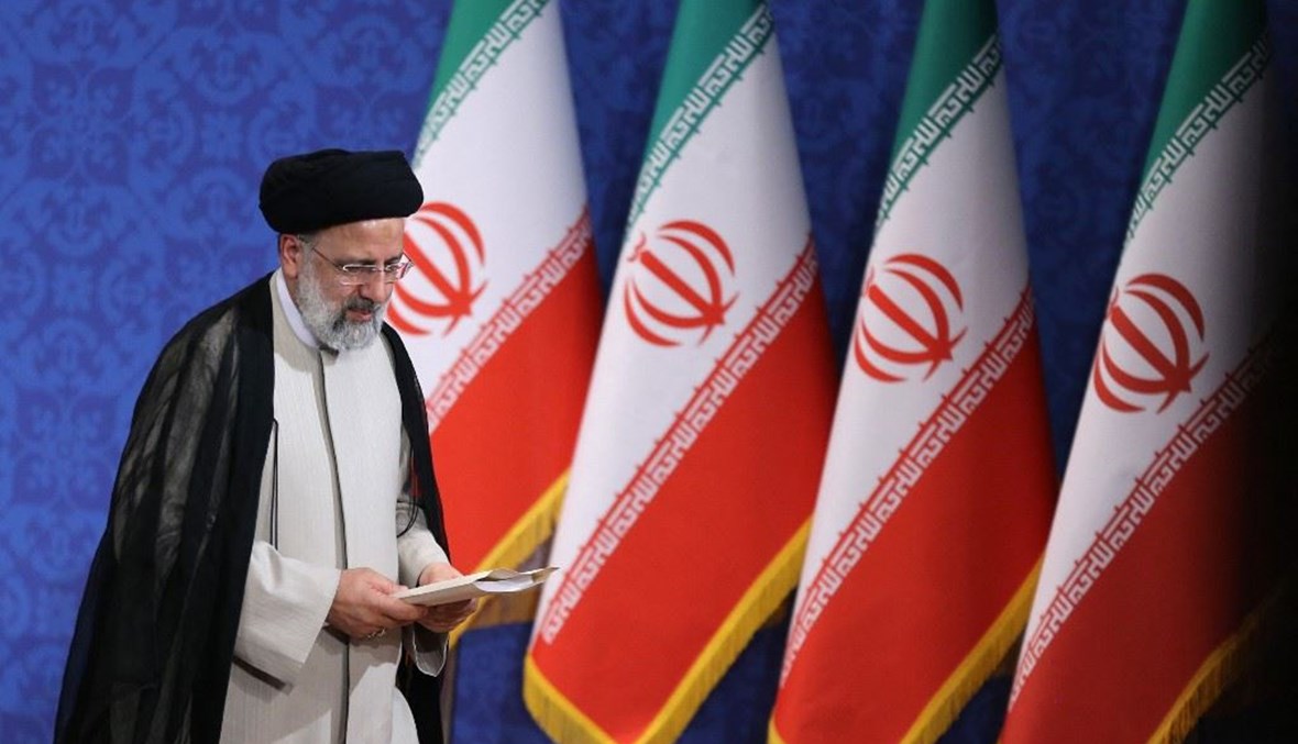 الرئيس الايراني المنتخب ابرهيم رئيسي في طريقة إلى مؤتمر صحافي بطهران في 21 حزيران الجاري.  (أ ف ب)