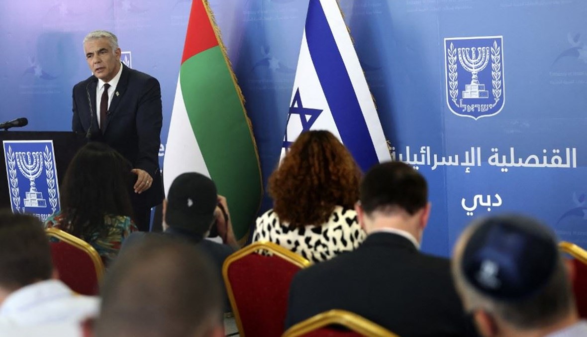 وزير الخارجية الاسرائيلي يائير لابيد خلال مؤتمره الصحافي في القنصلية الاسرائيلية التي افتتحها في دبي أمس.   (أ ف ب)