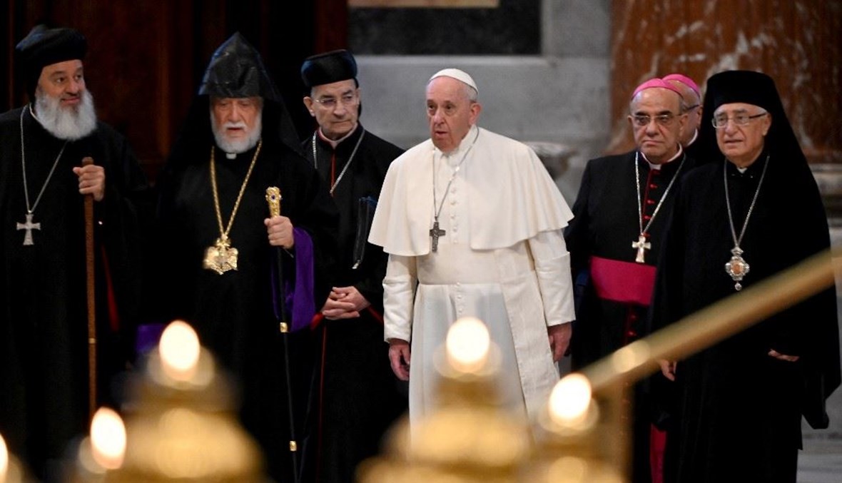 البابا فرنسيس يتوجه مع رؤساء الطوائف المسيحية في لبنان الى قاعة الاجتماعات في حاضرة الفاتيكان 
