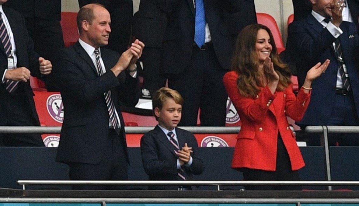 كيت ميدلتون والأمير وليم وابنهما الأمير جورج في مباراة إنكلترا (أ ف ب).