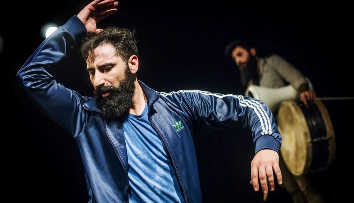  بسام أبو دياب خلال تأديته عرضاً راقصاً في " تحت الجلد" ( تصوير د. ماتفيجيف). 