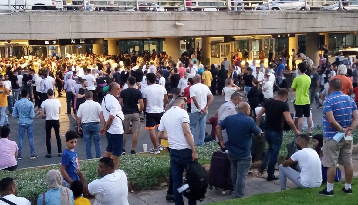 عجقة ناس ينتظرون خارج قاعة الاستقبال في مطار بيروت بما يزيد البهدلة في الخارج، كما في الداخل حيث ينتظر الواصلون وقتاً طويلاً قبل اتمام معاملاتهم. 