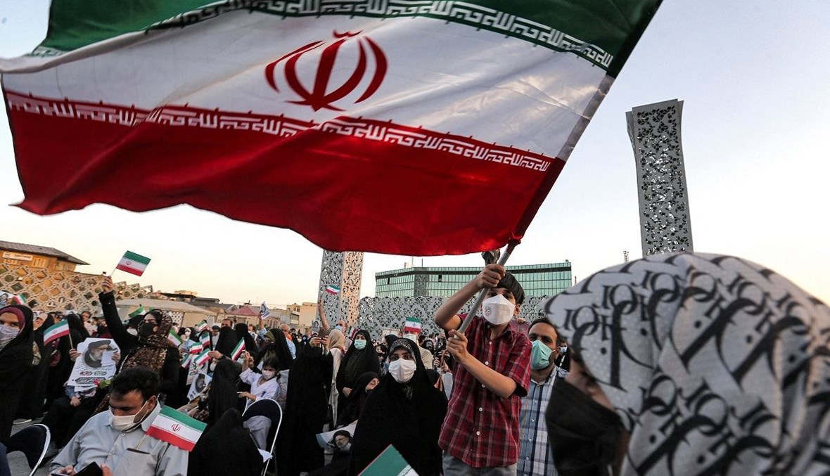 فتى يرفع العلم الإيراني (تعبيرية- "أ ف ب").