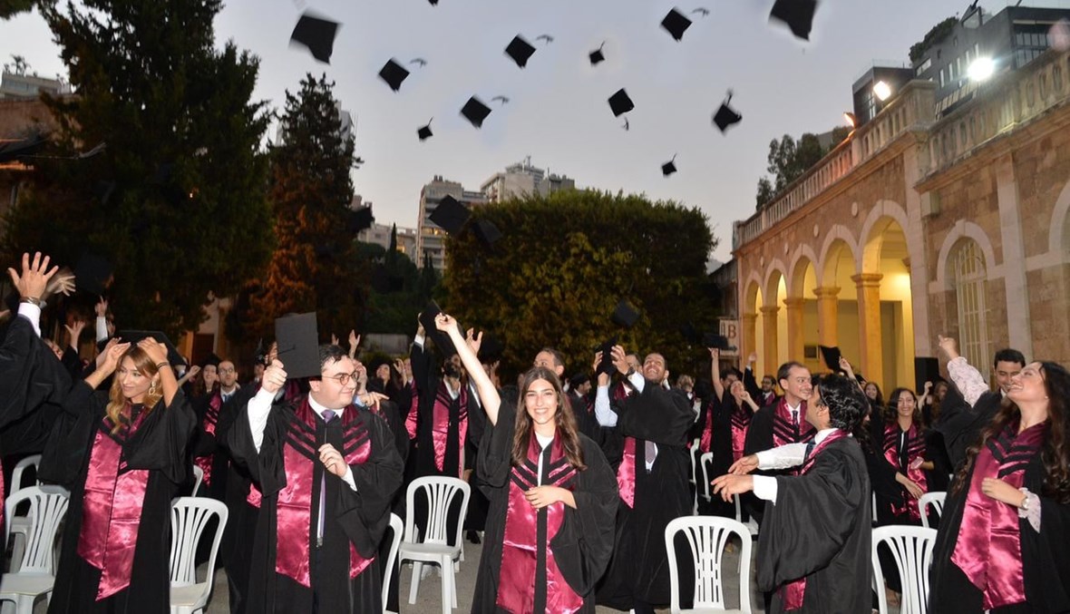 كلمات في مواجهة اليأس للبروفسور رولان طنب خلال حفل التخريج: "لبنان ما ساع بالشنطة"