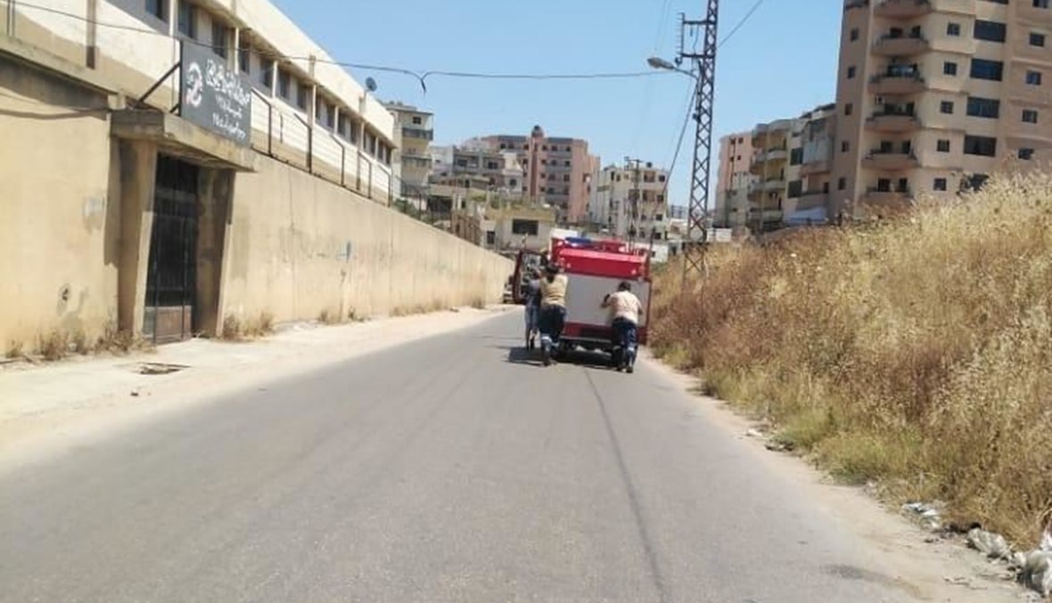 إخماد حريق في مدرسة بجوار مخيم البداوي... وانقطاع الإطفائية من المازوت خلال عودتها (فيديو)