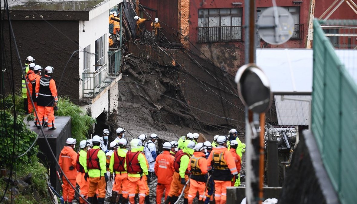 رجال إطفاء يبحثون عن ناجين في مكان الانهيار الأرضي في أتامي بمحافظة شيزوكا (4 تموز 2021، أ ف ب). 