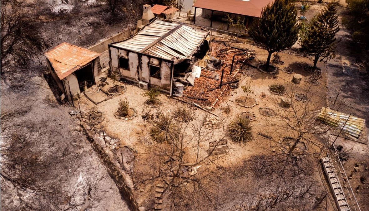 صورة جوية تظهر منزلاً محترقا بالقرب من قرية أورا على المنحدرات الجنوبية لجبال ترودوس في جزيرة قبرص (4 تموز 2021، أ ف ب). 
