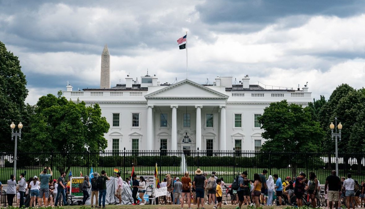 أشخاص يلتقطون صورا للبيت الأبيض في واشنطن العاصمة (3 تموز 2021، أ ف ب). 