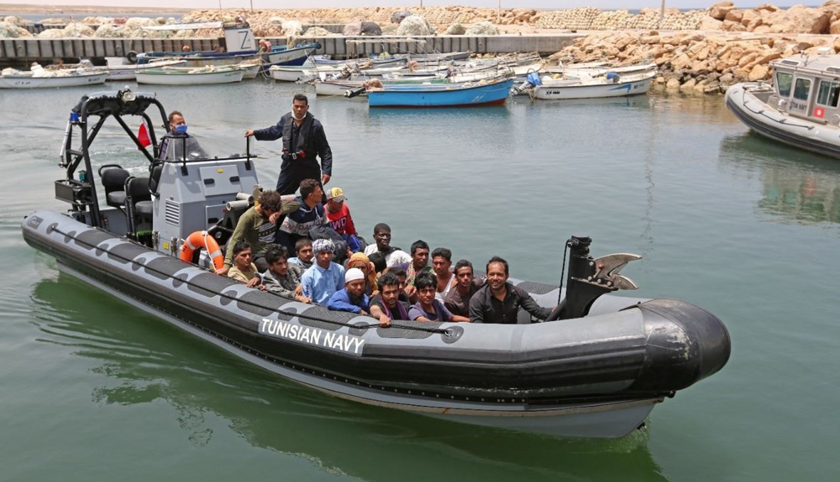 مهاجرون يصلون بالقوارب إلى ميناء القطيف في بن قردان جنوب تونس بعد انقاذهم (27 حزيران 2021، أ ف ب). 