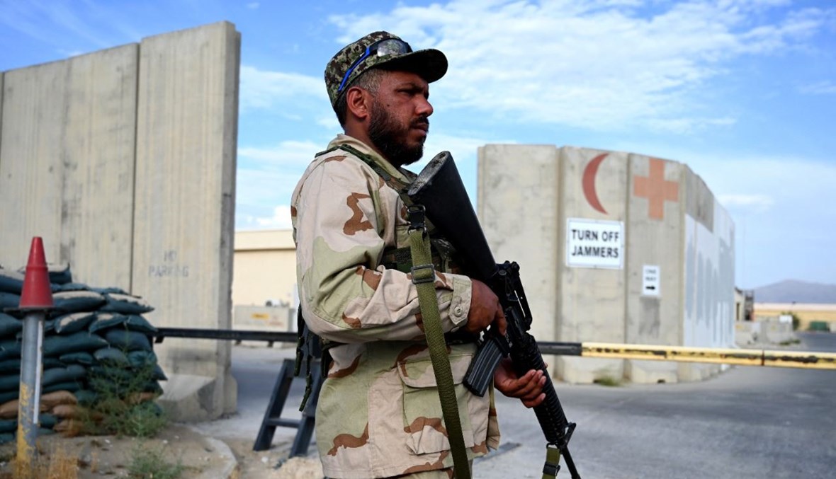 جندي أفغاني وقف عند مدخل مستشفى داخل قاعدة باغرام الجوية شمال كابول (5 تموز 2021، أ ف ب).