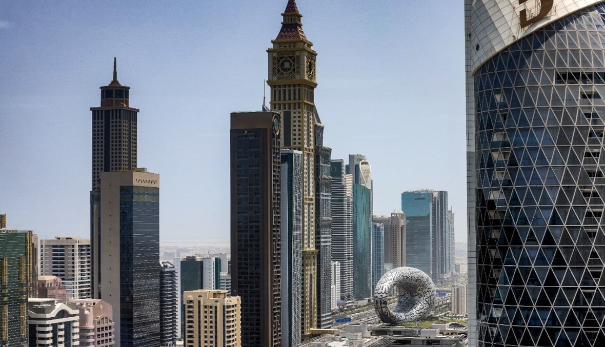 متحف المستقبل قيد الإنشاء حاليًا، وناطحات سحاب في شارع الشيخ زايد في إمارة دبي (30 حزيران 2021، أ ف ب). 