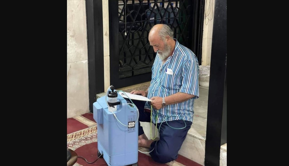 مسنّ يبحث عن الأوكسجين في المسجد.