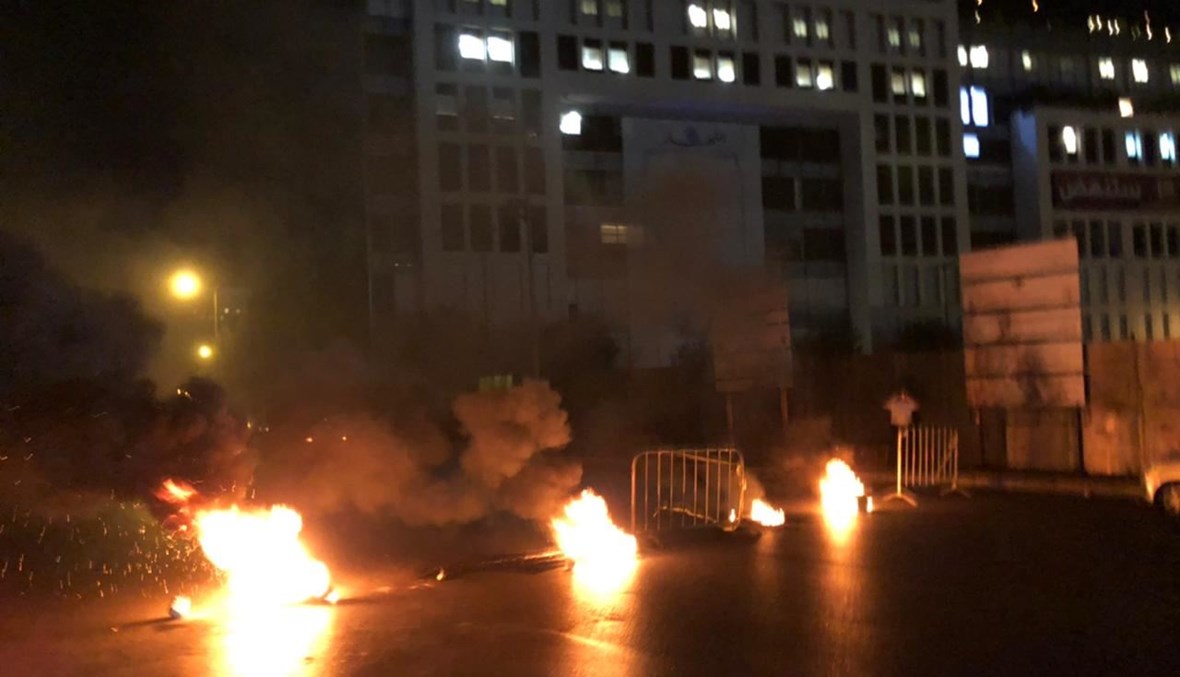 إحراق إطارات أمام مبنى "النهار" في ساحة الشهداء (نبيل اسماعيل).