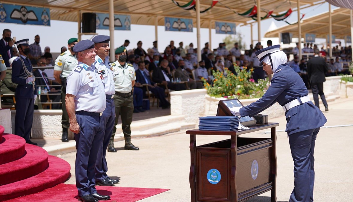 الملك عبدالله الثاني خلال احتفال تخريج دورة مرشحي الطيران/50 في كلية الملك الحسين الجوية (30 حزيران 2021، الديوان الملكي الهاشمي). 