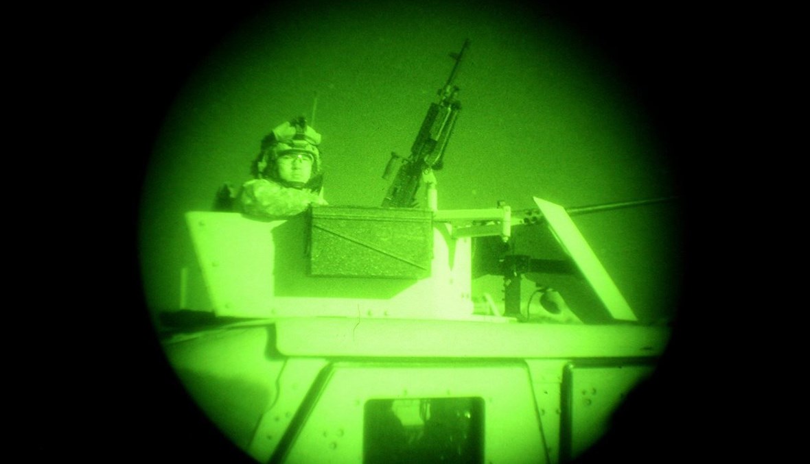 صورة لجندي أميركي من الكتيبة الأولى من خلال رؤية ليلية في مجمّع بالقرب من خوست في مقاطعة باكتيا- أفغانستان (أ ف ب- كانون الأول 2006).