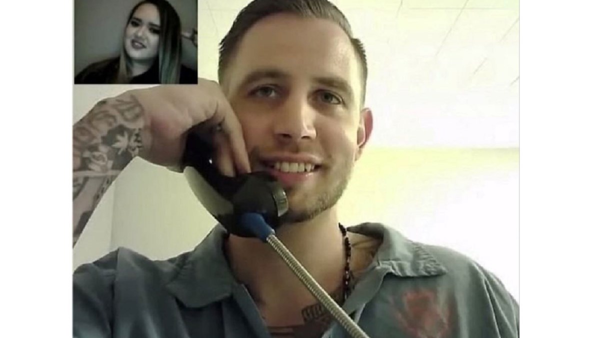 السجين وحبيبته كيلي جيكوبس في اتصال فيديو.