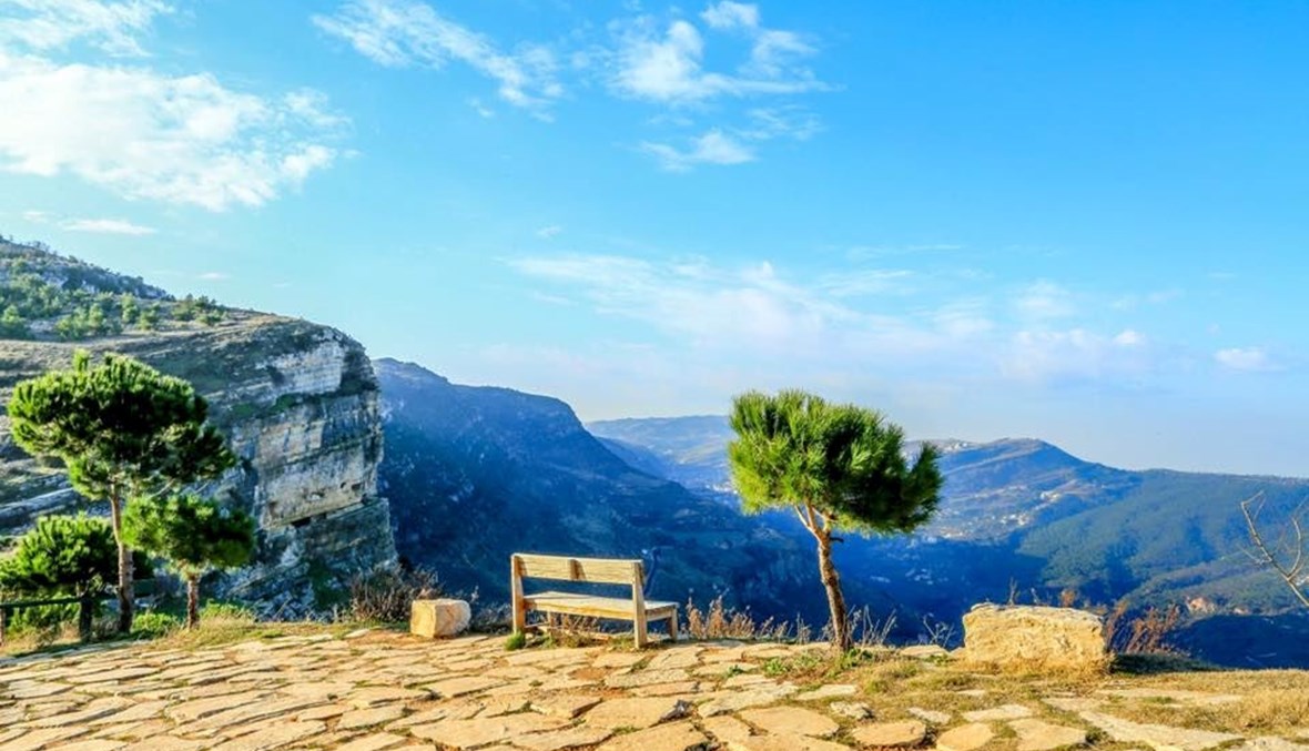 معلّقة بين السماء والأرض... قلعة نيحا تدعوكم لعيش المغامرة والاكتشاف