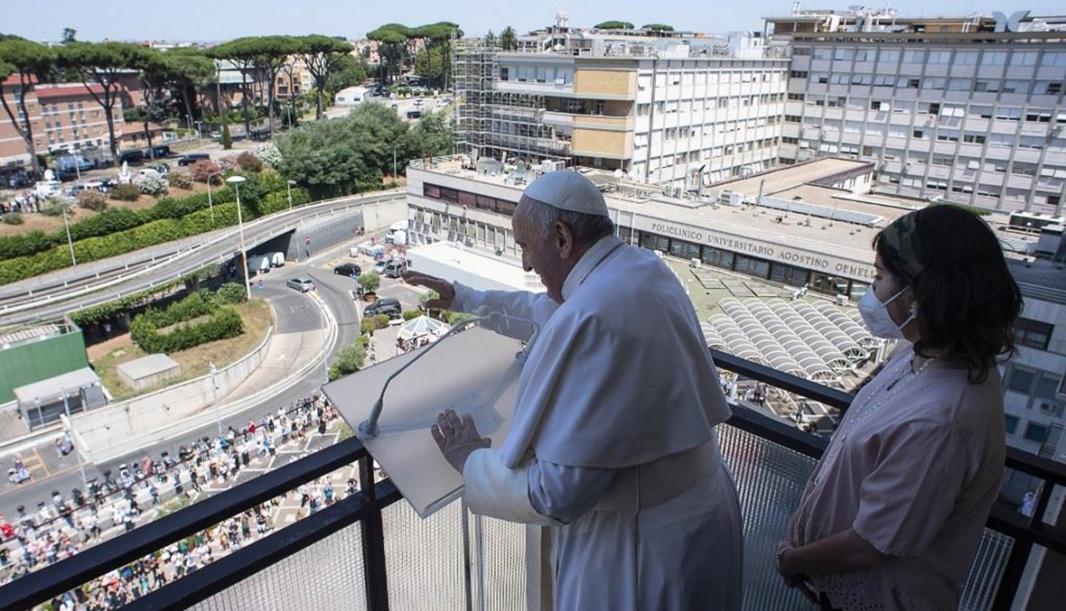 البابا فرنسيس خلال إطلالته من شرفة غرفته في مستشفى جميلي بروما أمام المصلين أمس. (أ ف ب)