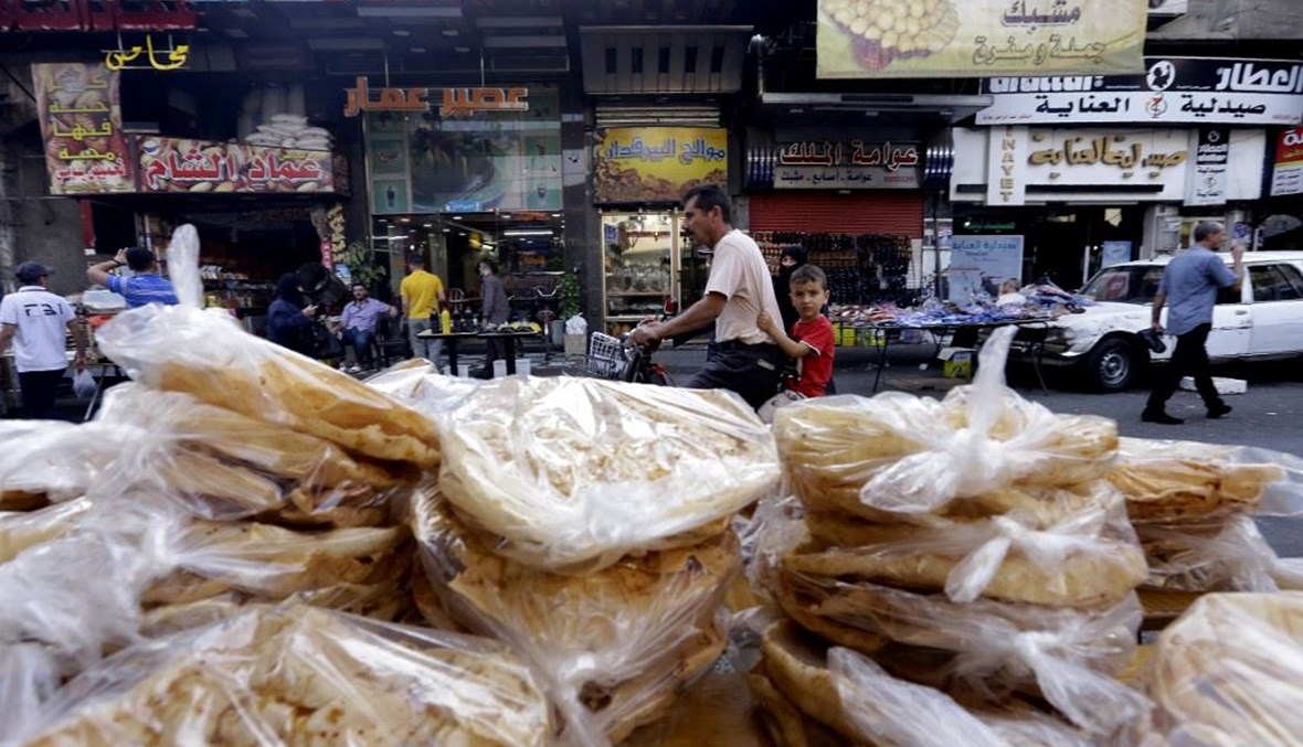 صورة من الارشيف لربطات خبز في محل بحي الميدان بدمشق. (أ ف ب)