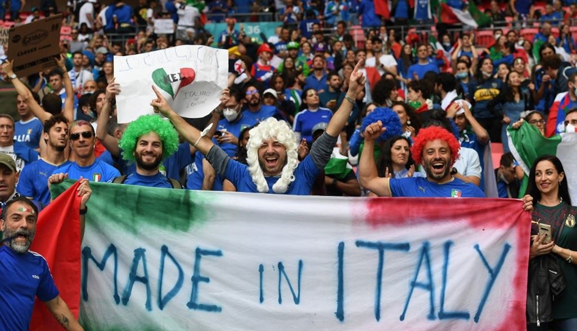 المدرجات الإيطالية في المباراة النهائية لكأس اوروبا (أ ف ب).