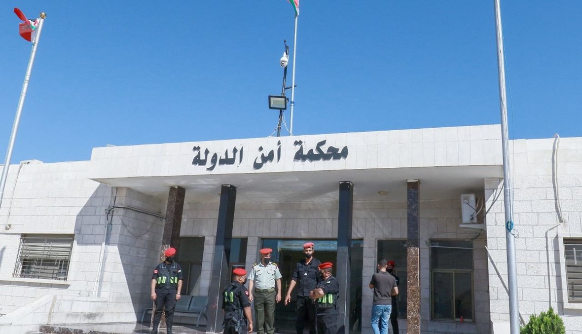 شرطيون وقفوا خارج محكمة أمن الدولة الأردنية في عمان (12 تموز 2021، أ ف ب). 