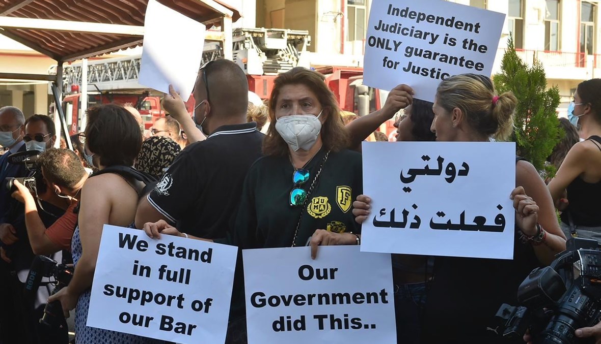 تحرّك للمحامين وأهالي ضحايا المرفأ أمام مركز الإطفاء في بيروت (تصوير حسام شبارو).