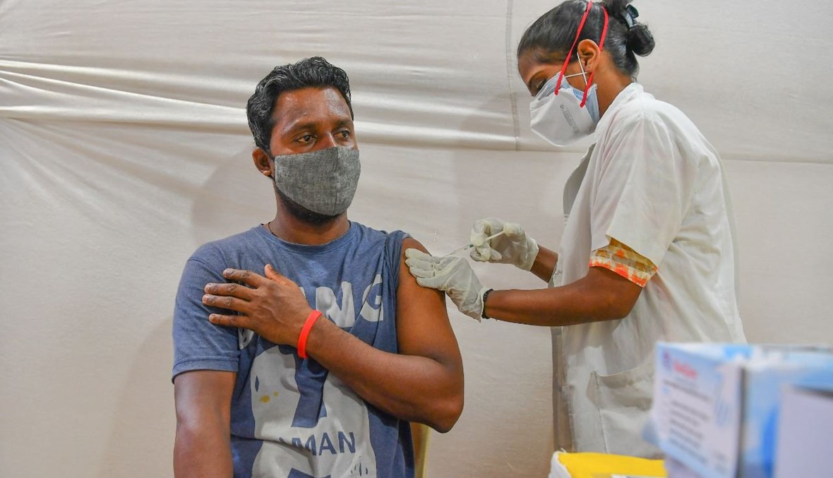 رجل يتلقى لقاح كورونا خلال حملة تطعيم في مومباي بالهند (12 تموز 2021، أ ف ب). 