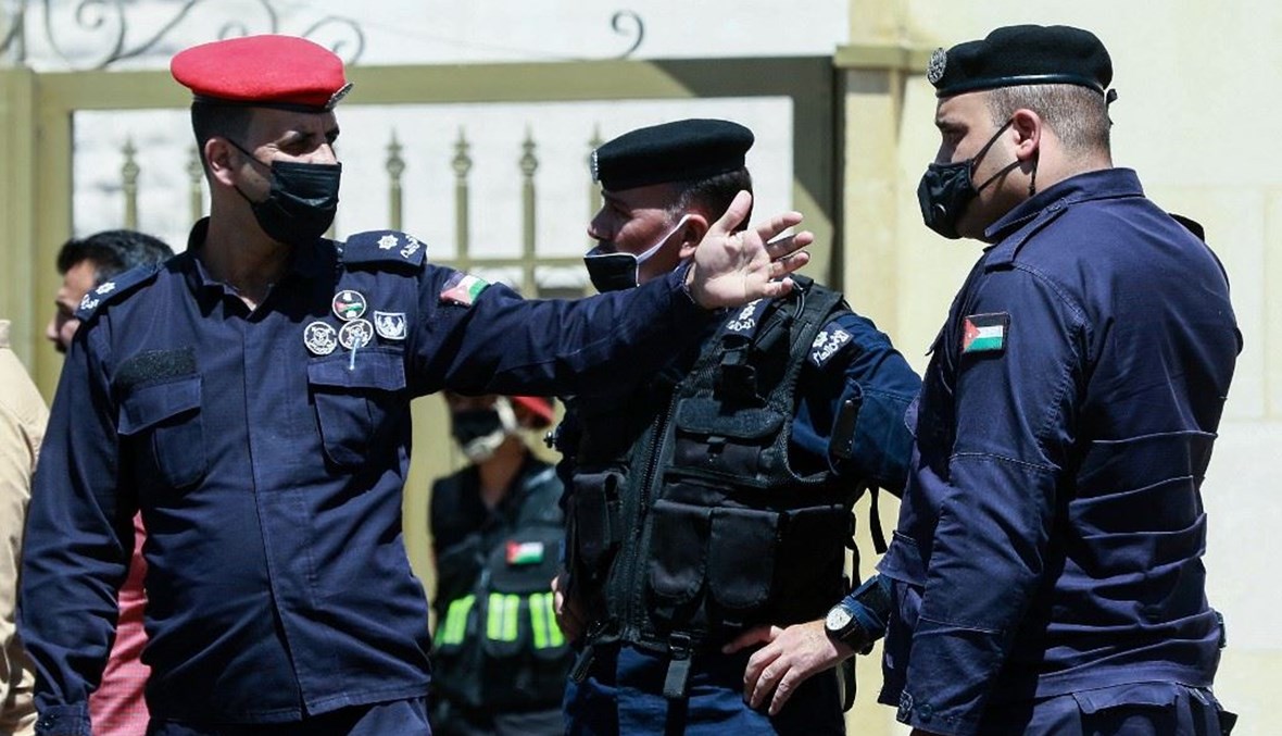 رجال شرطة أمام محكمة أمن الدولة الأردنية في عمان أمس.   (أ ف ب)
