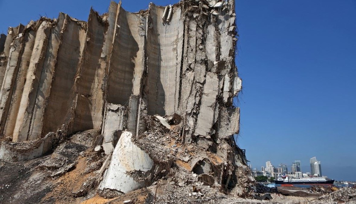منظر جزئي يظهر صوامع الحبوب المتضررة في مرفأ بيروت (أ ف ب). 