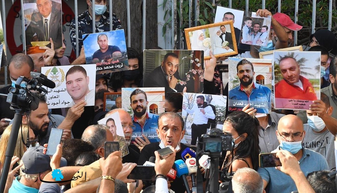 وقفة تحذيرية لأهالي ضحايا المرفأ أمام النيابة العامّة التمييزية (تصوير حسام شبارو).