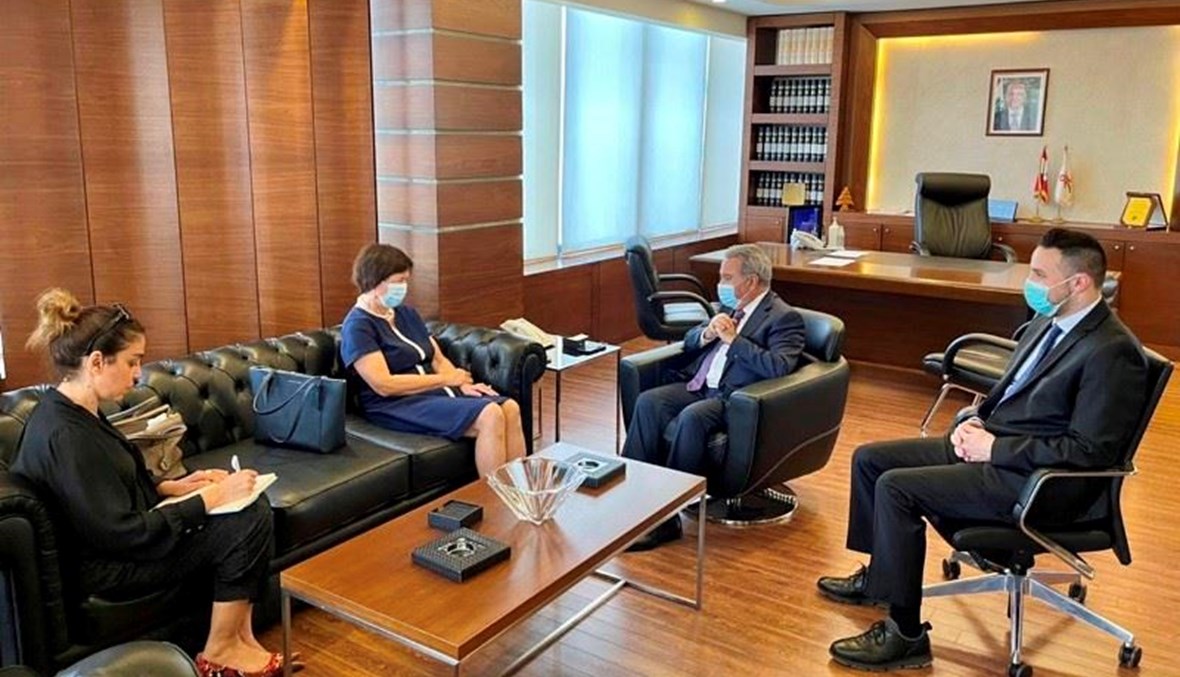 وزير الشؤون الاجتماعية في حكومة تصريف الأعمال رمزي المشرفية والمنسّقة الخاصّة للأمم المتحدة لشؤون لبنان جوانا فرونتسكا.